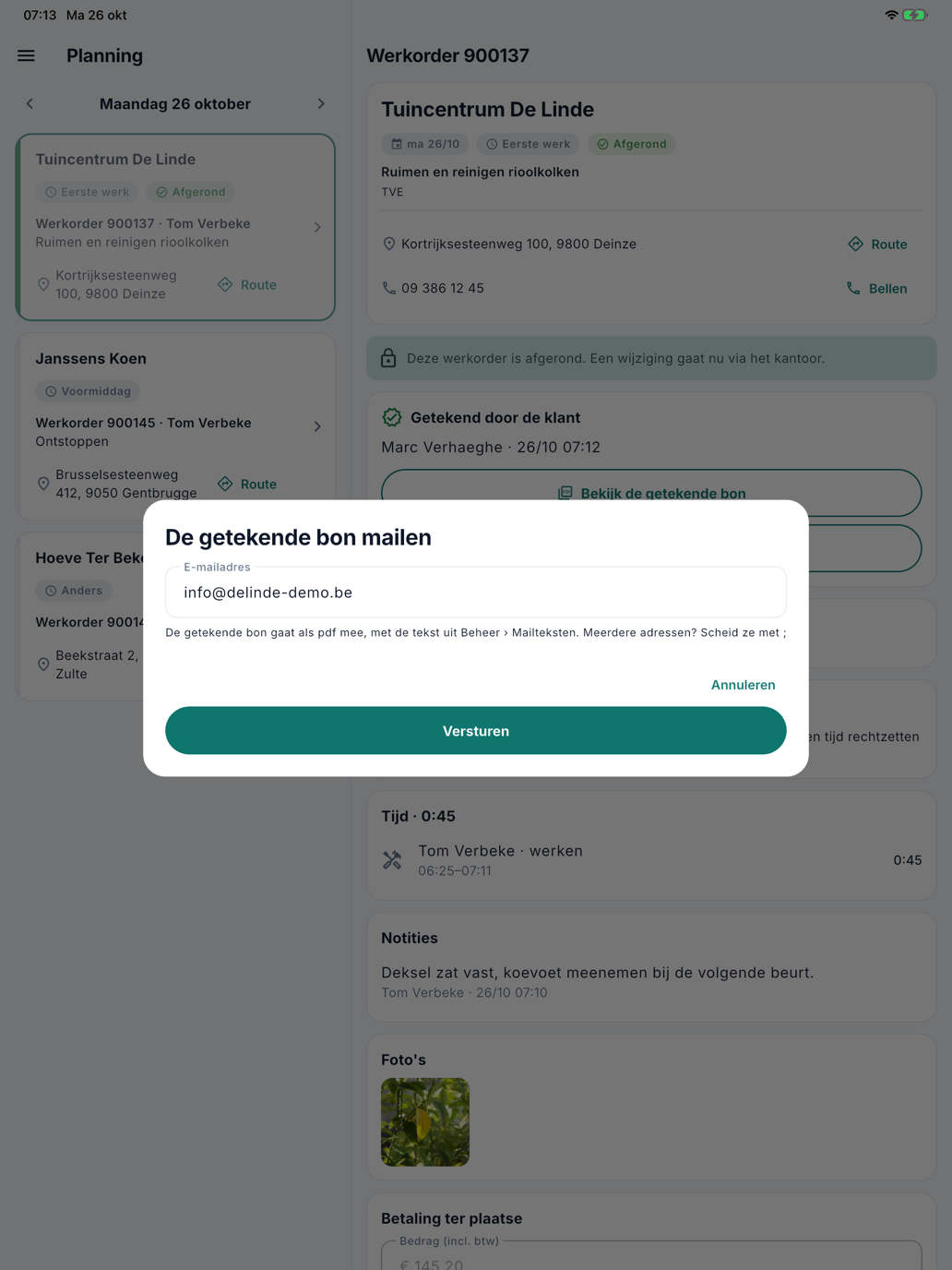 Mail naar de klant Het venster De getekende bon mailen met het E-mailadres van de klant ingevuld, de uitleg over de tekst en de adressen, en de knoppen Annuleren en Versturen