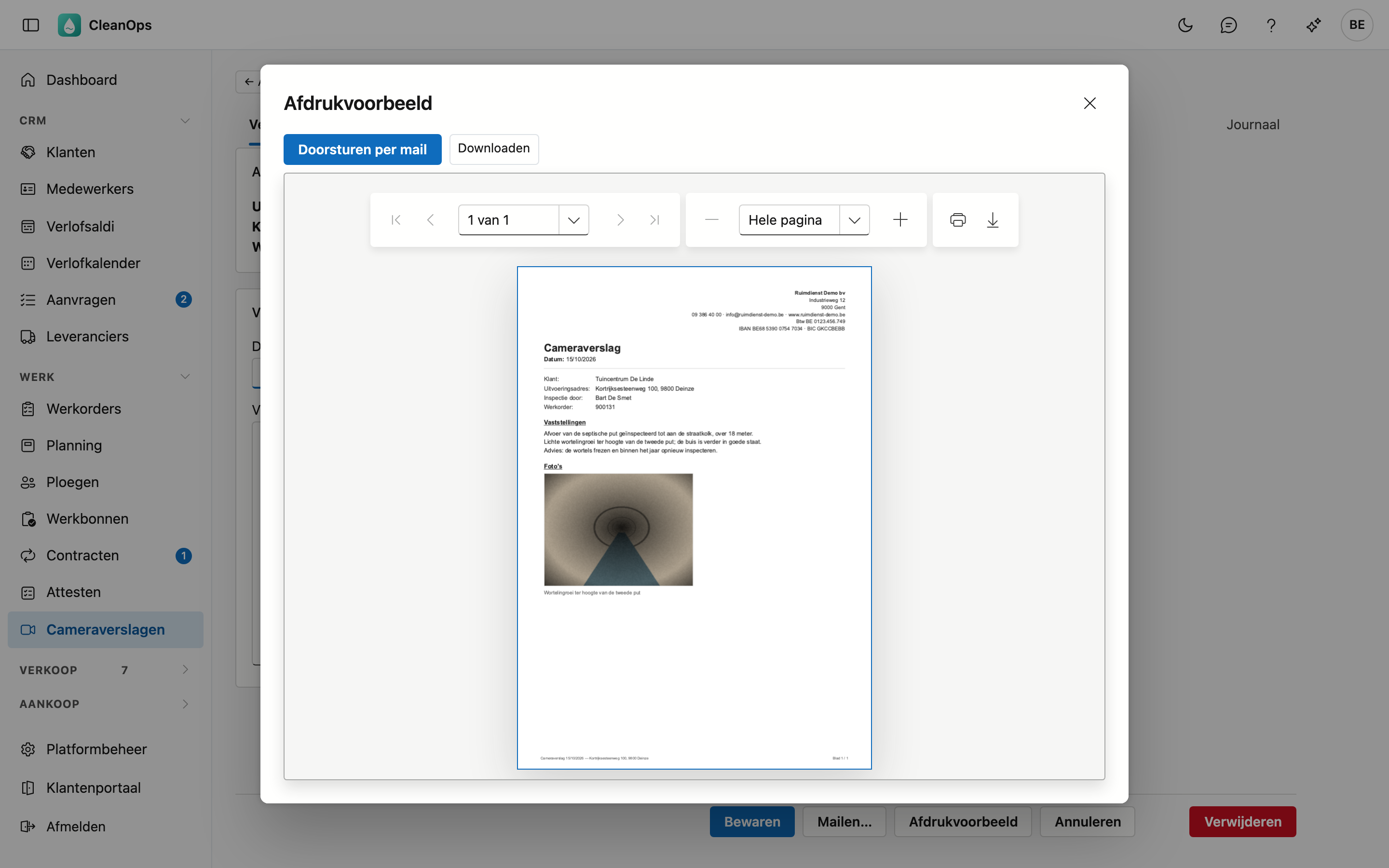 Afdrukvoorbeeld Het Afdrukvoorbeeld met de knoppen Doorsturen per mail en Downloaden, en het cameraverslag met het briefhoofd, de klant, het uitvoeringsadres, de vaststellingen en een foto